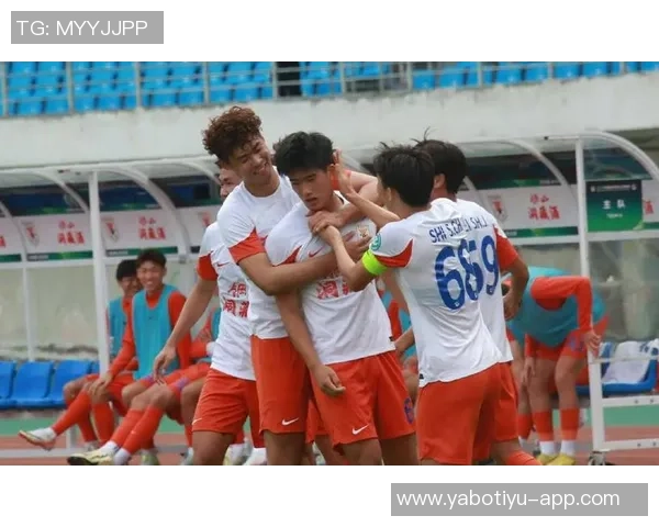 泰山队明星球员泽卡马德鲁加彭啸齐鲁超决赛现场与球迷亲密互动