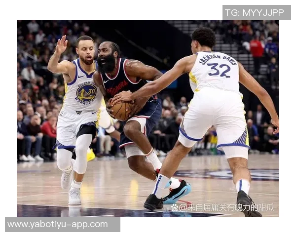 库里谈防守策略：多人包夹哈登与小卡让他们在混战中难以发挥